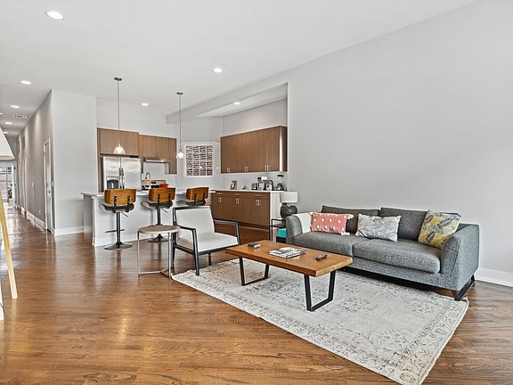 2nd image of 1536 W Chicago Ave