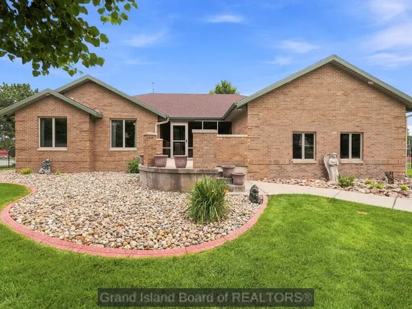 2807 N Engleman Rd, Grand Island, NE 68803