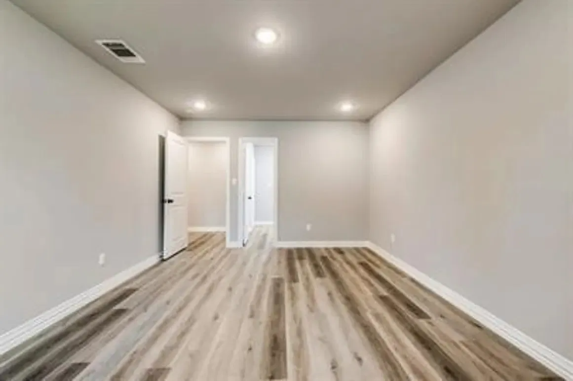 1118 Oak Drive - 1 — Photo 3