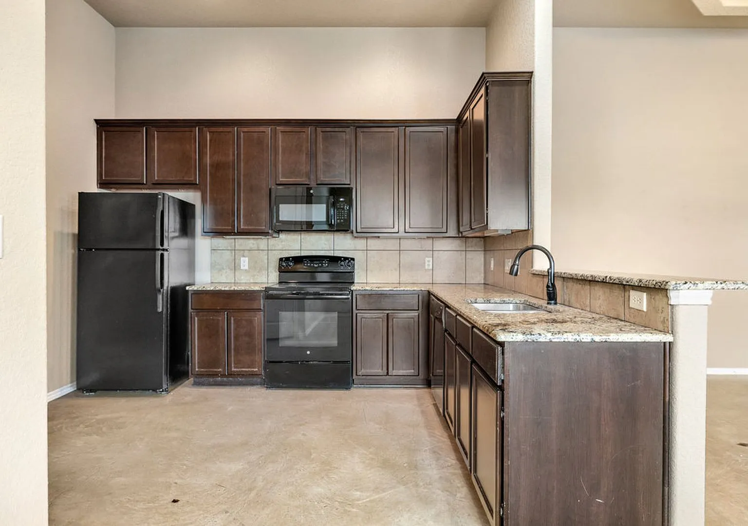 Available Now! 3 Bedroom Duplex Located In New Braunfels, Texas! — Photo 3