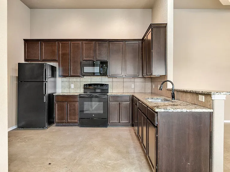 216 Stone Gate Dr — Photo 3
