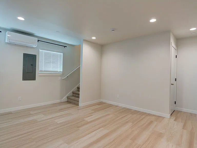 476 SE Barrington Dr #D — Photo 5