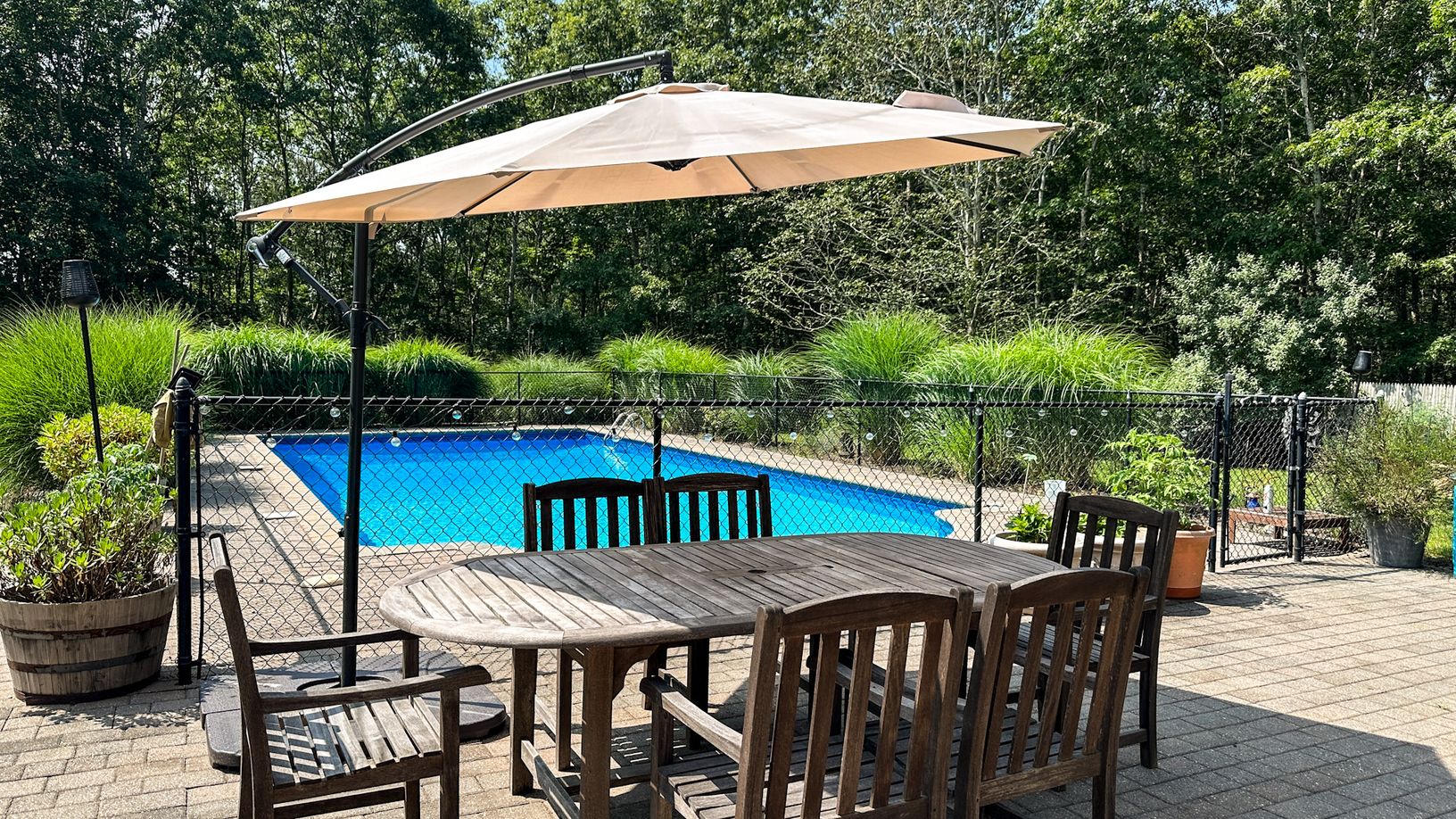  outdoor dining area with seating for 6