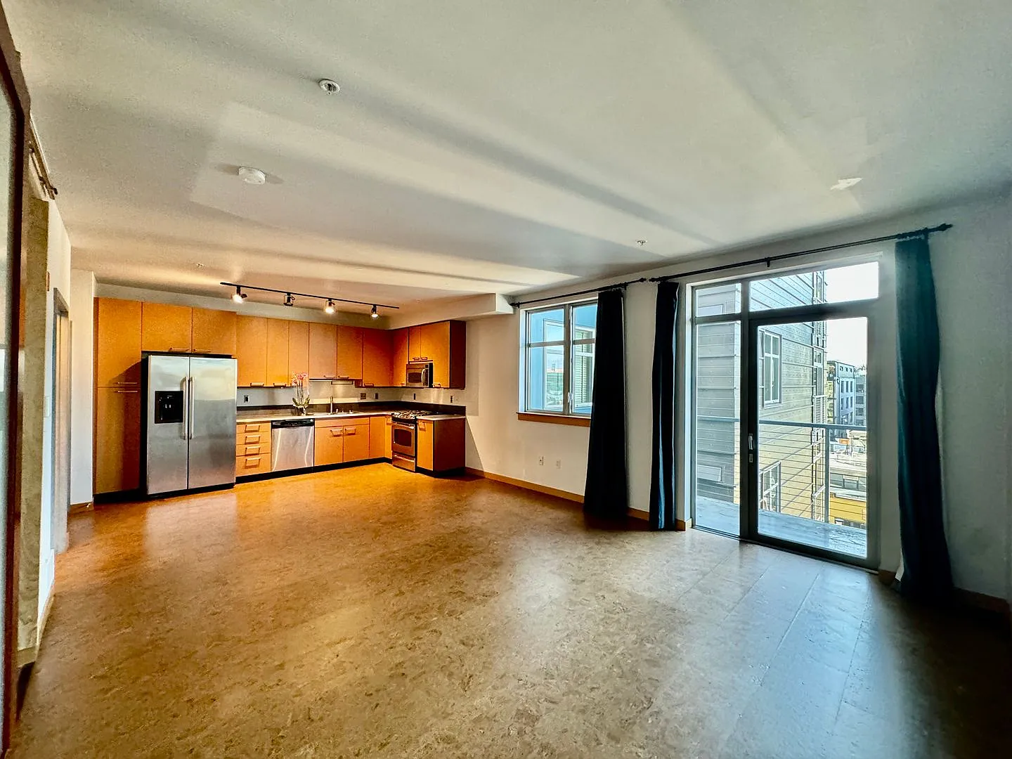 1 bedroom, 1 bathroom Condo with City View! — Photo 2