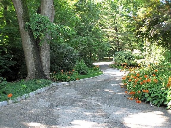 45 Kettle Creek Driveway in summer