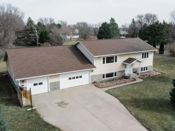 5450 Idlewilde Dr, Hastings, NE 68901