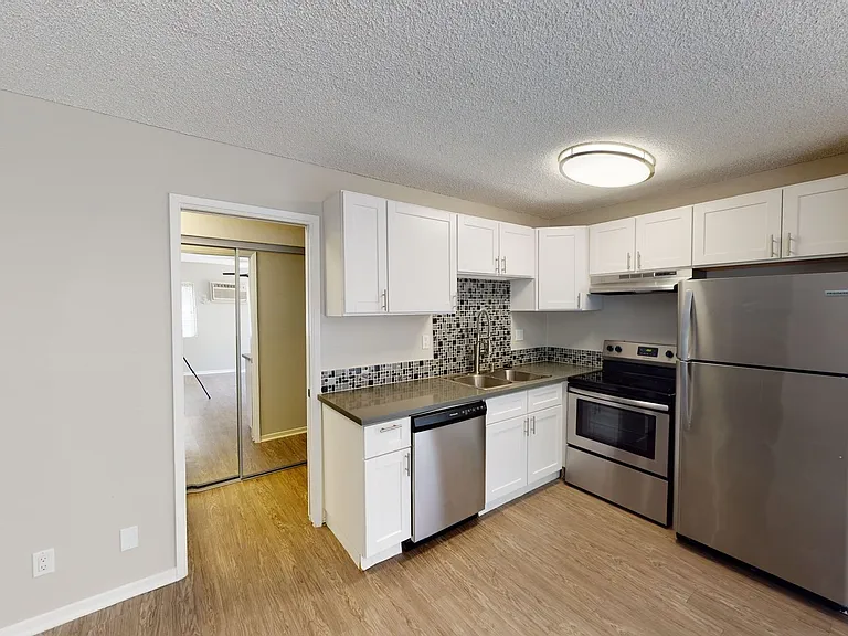 Wilshire Regency Apts. — Photo 15