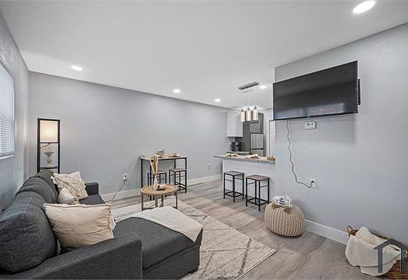 4th image of 4313 W Woodlawn Ave #B
