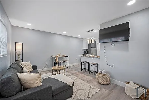 4313 W Woodlawn Ave #B — Photo 4