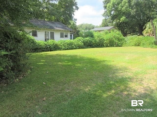 2nd image of 121 Bush Ave