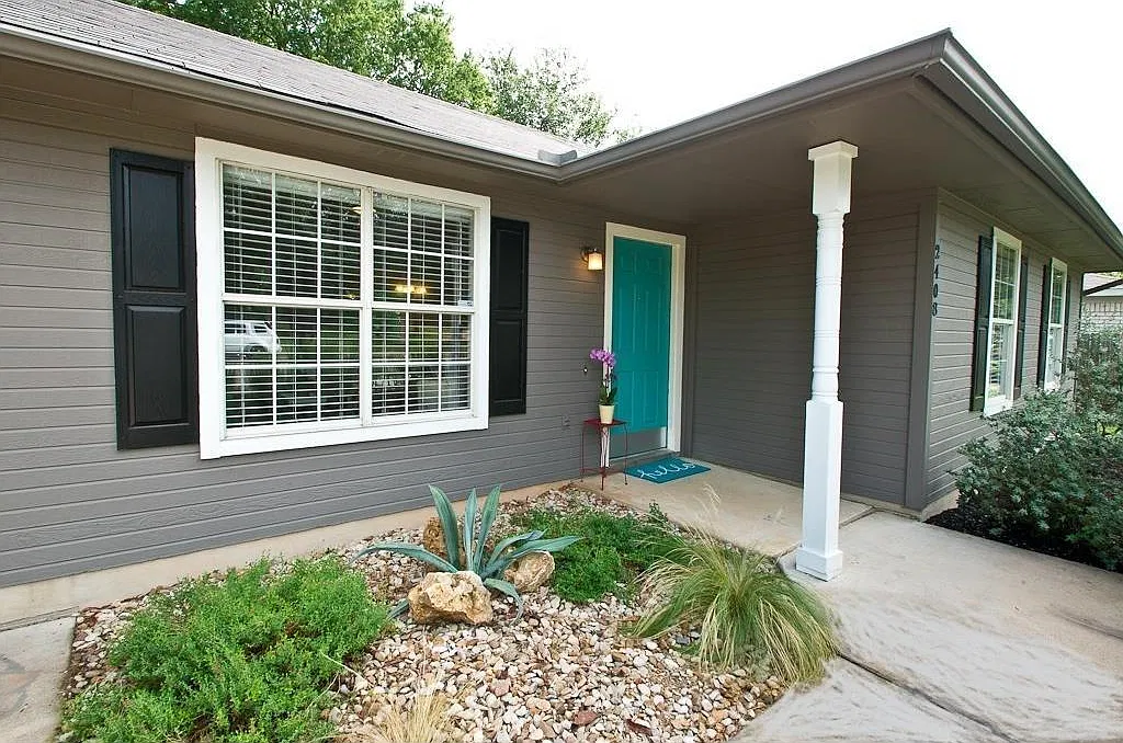 3 bed, 1.0 bath, 1028 sqft, $2,250 — Photo 3
