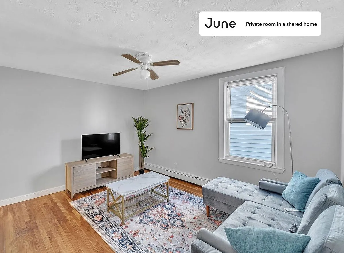 Queen bedroom in 4 bed/2 bath home in East Cambridge #1810 D — Photo 2