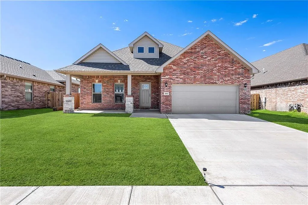 3 bed, 2.5 bath, 2140 sqft, $1,999 — Photo 1