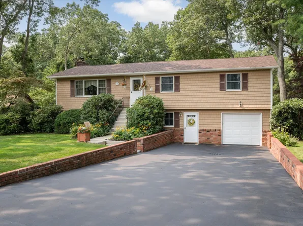 18 Howe Road, Coram, NY 11727
