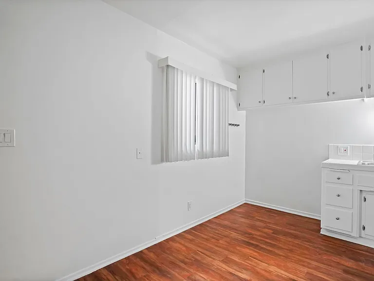 208 Avenue H — Photo 12
