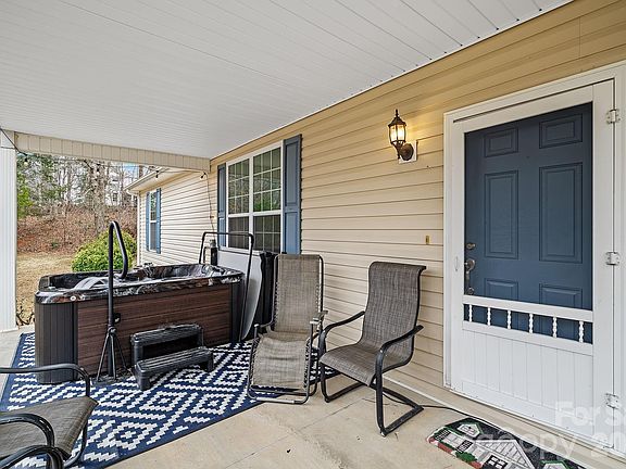 4th image of 60 Maple Ridge Dr