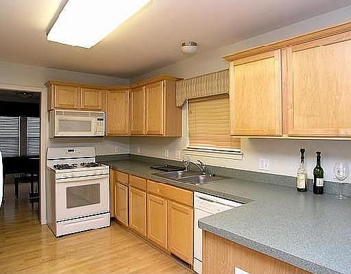 4th image of 623 E Castlebury Cir