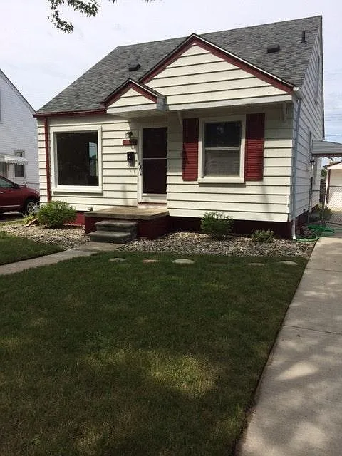 3 bed, 900 sqft, $1,390 — Photo 1