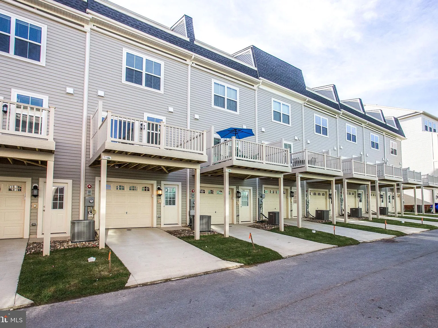 3 bed, 4.0 bath, 2150 sqft, $2,850 — Photo 3