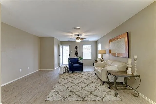 909 Whitley Dr — Photo 3