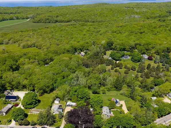 23 Onkokemmy Rd W, Vineyard Haven, MA 02568