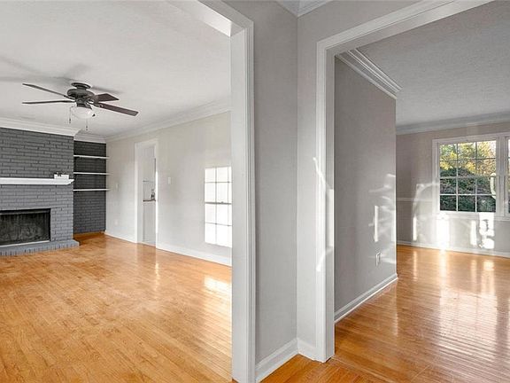 5th image of 2946 Elizabeth Ln