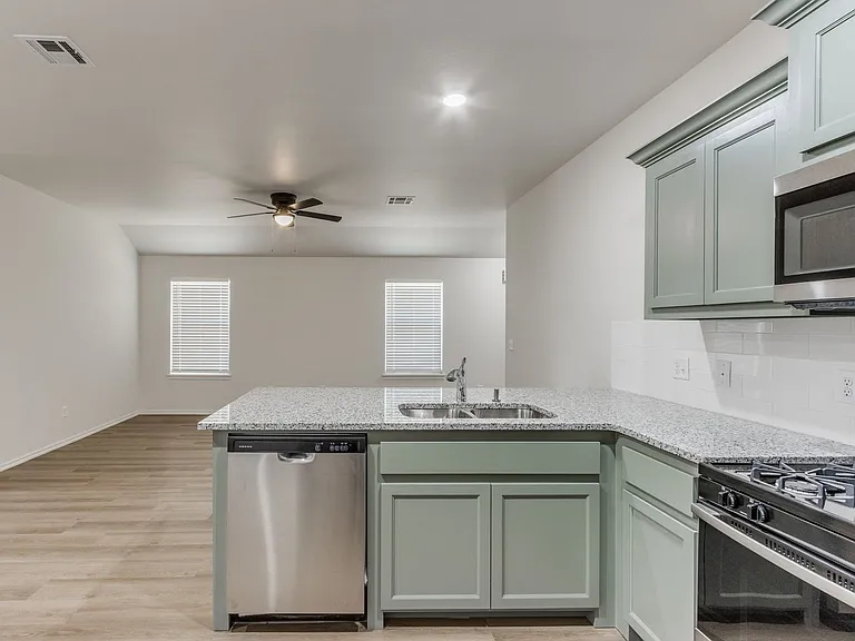 1541 Pavy Pkwy — Photo 13