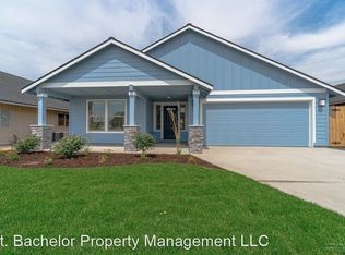 923 NW Oak Ave, Redmond, OR 97756