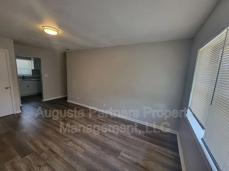 110 3rd St #D — Photo 6