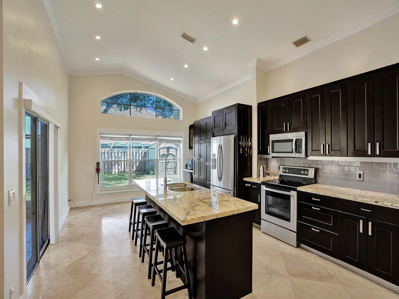 3 bed, 2.0 bath, 1609 sqft, $3,950 — Photo 1