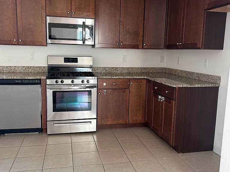 1060-1062 E Grand St #2 — Photo 9