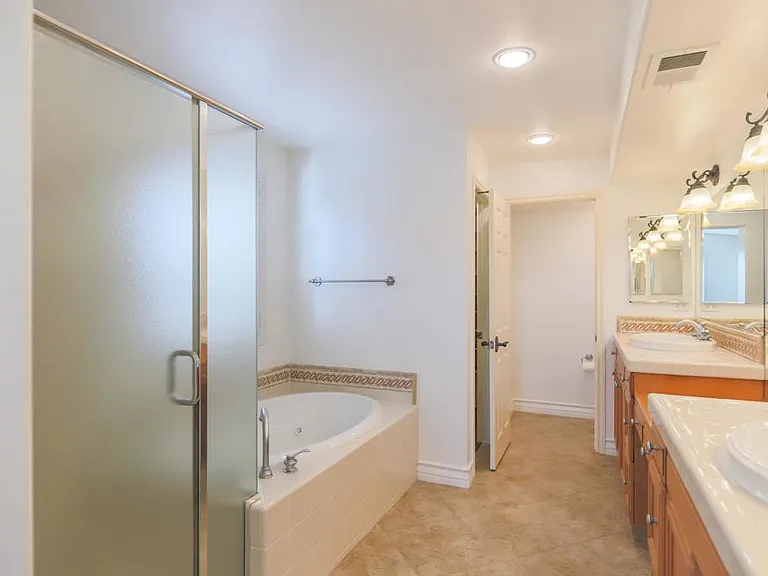 415 N Cedros N — Photo 31