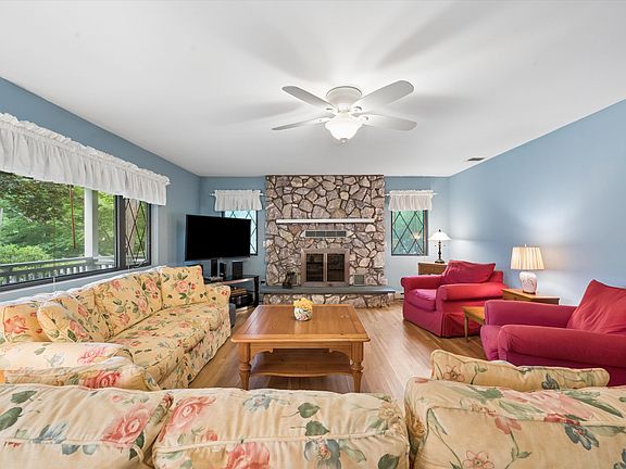 4th image of 37 Fanning Ave