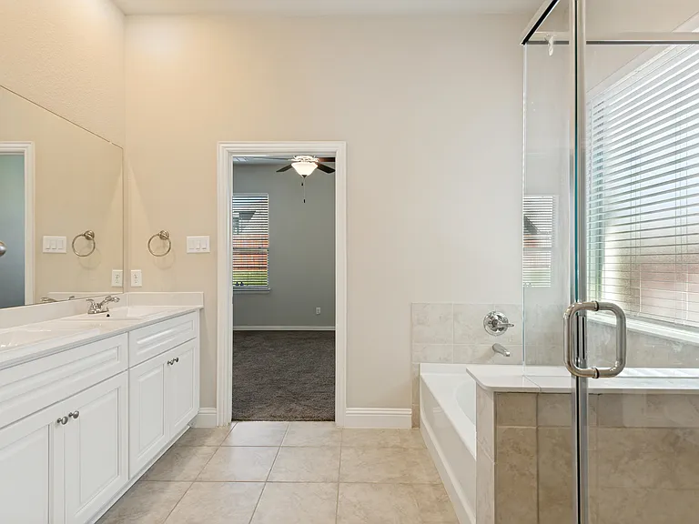 3909 Chesapeake Ln — Photo 6