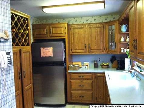 4th image of 17 Raymond Ave