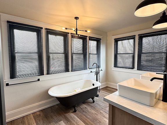 5th image of 1427 N Lasalle St