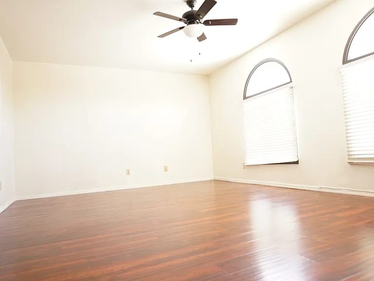 426 E Susan Ln — Photo 16