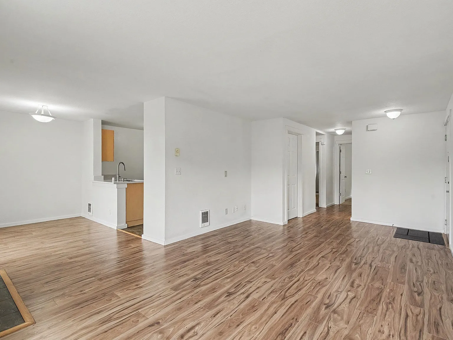 3 bed, 1377 sqft, $3,300 — Photo 3
