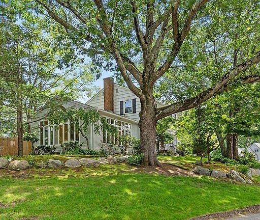 3rd image of 16 Meetinghouse Ln