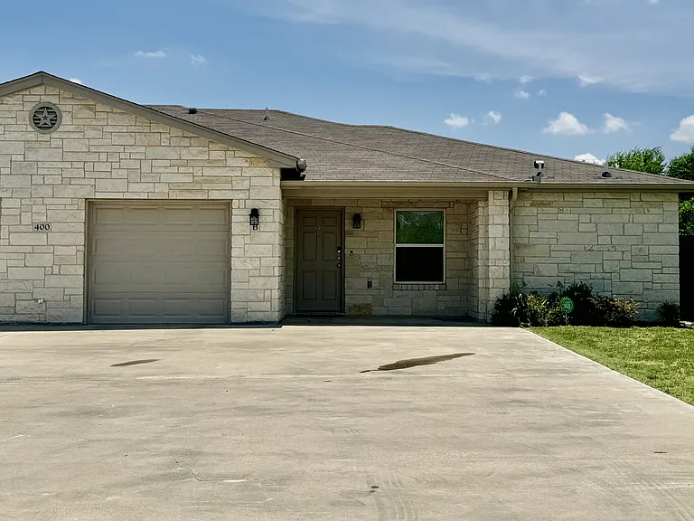 400 Lowes Blvd #B — Photo 1