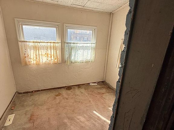 4th image of 1015 E St NE