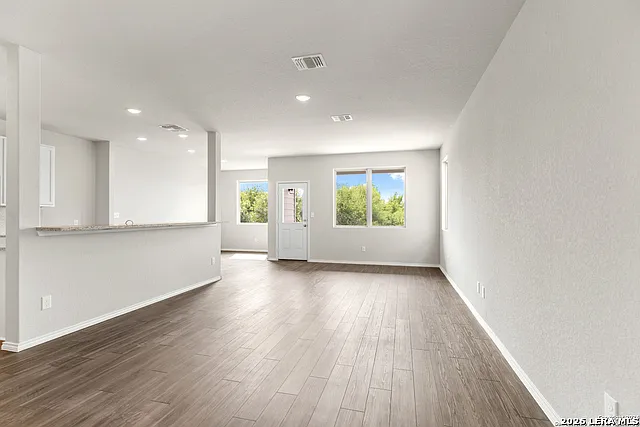 4 bed, 2.5 bath, 2190 sqft, $2,100 — Photo 2