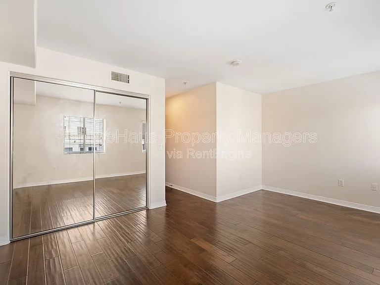 801 W Hawthorn St W #304 — Photo 17