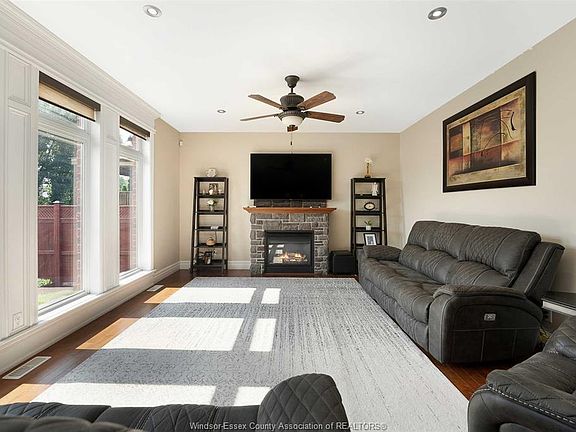 5th image of 2257 Askin Ave