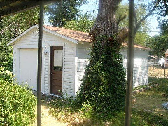 3rd image of 2640 Poinsettia Dr
