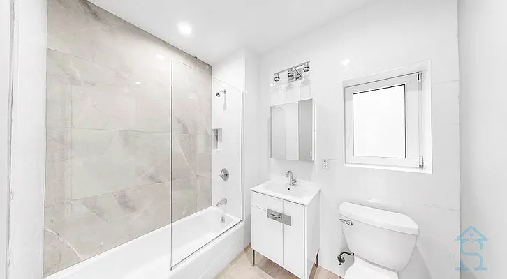 Rented by Skyhigh Realty NYC LLC | media 31