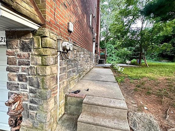 5th image of 218 Lockart Ln