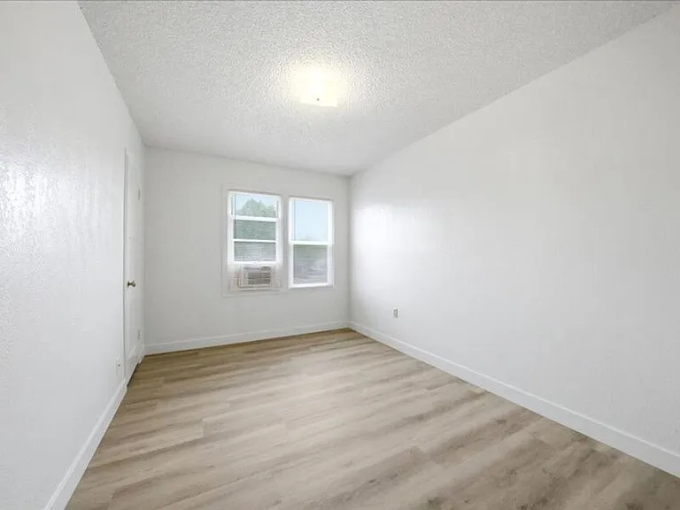 1347 Thayer Dr — Photo 5
