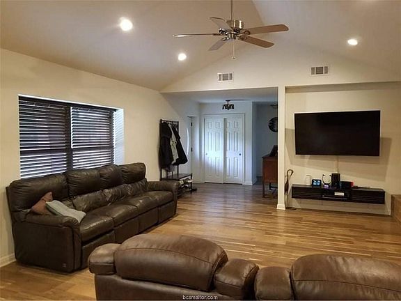 4th image of 2764 W Pin Oak Ln
