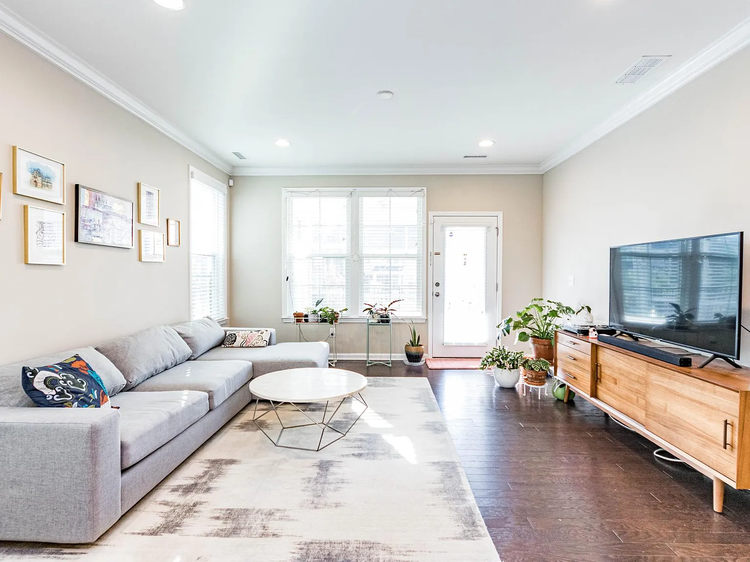 4 bed, 2310 sqft, $2,400 — Photo 3